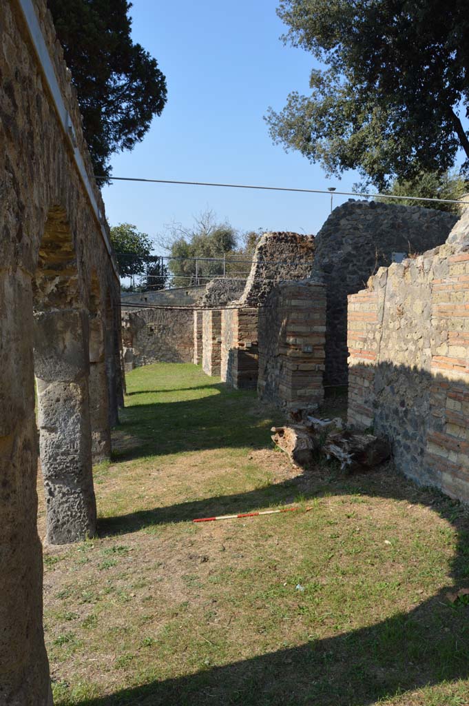 HGE26 Pompeii. October 2017.
Looking north towards entrance doorway, on right, on Via dei Sepolcri.
Foto Taylor Lauritsen, ERC Grant 681269 DÉCOR.