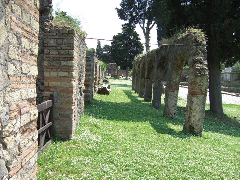 Pompeii. May 2006. Outside HGE28 looking south along colonnade