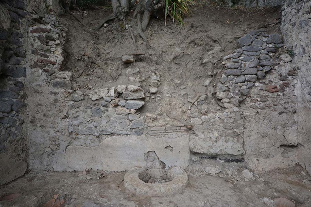 Fig. 2 - Bouchage de la pièce 28-2.
Cliché B. Lemaire.