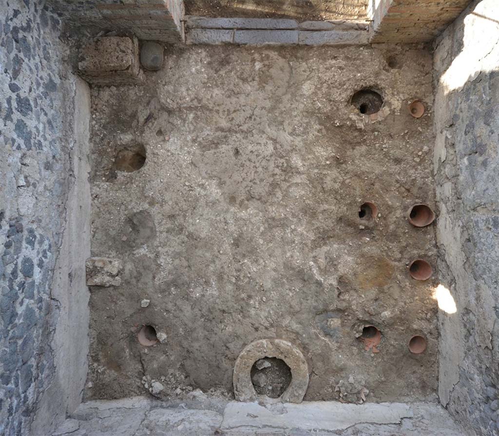 Fig. 3 - Photo zénithale de la pièce 28-1 après enlèvement des niveaux modernes.
Cliché B. Lemaire.