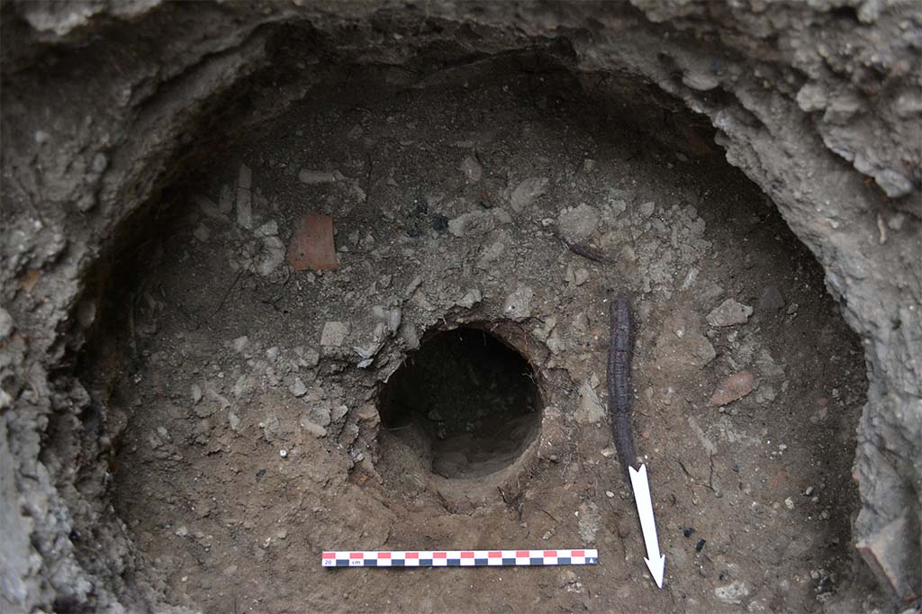 Fig. 5 - Détail du tour avec les fragments de vases crus.
Cliché B. Lemaire.