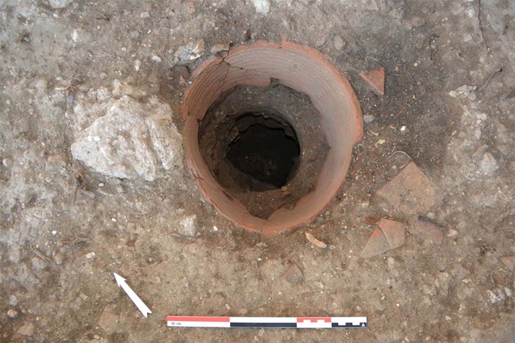 Fig. 6 - Photo zénithale du 2e type de tour.
Cliché B. Lemaire.