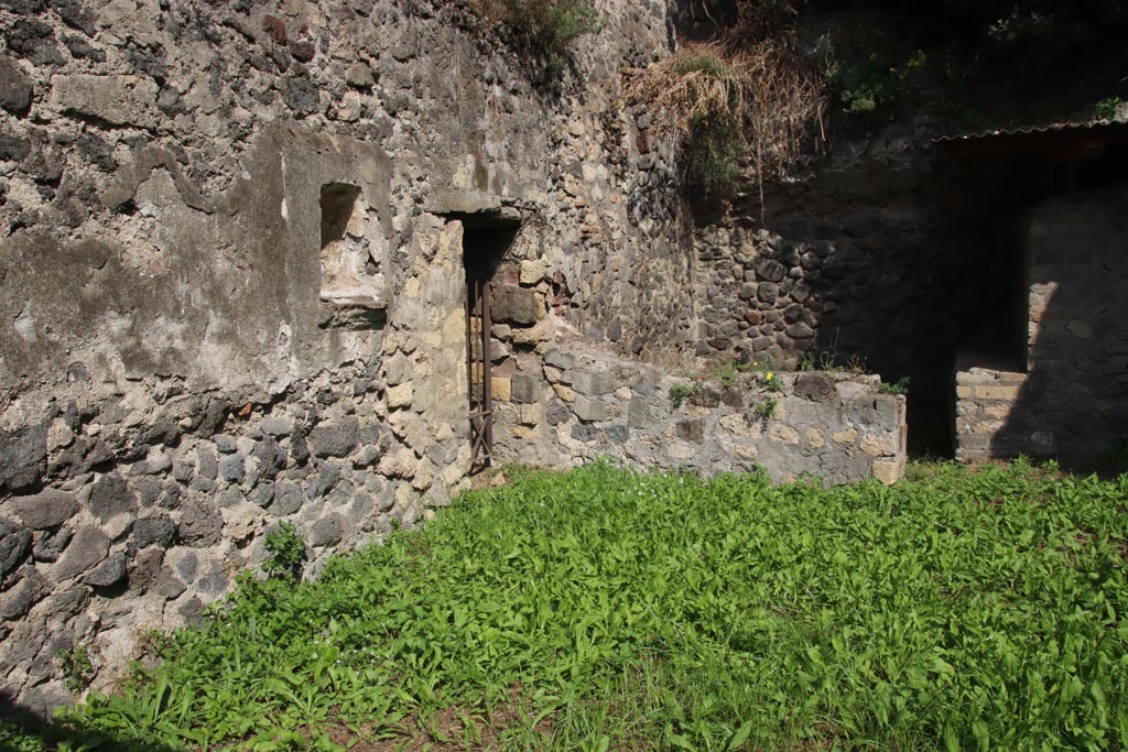 HGE29 Pompeii. October 2023.
Looking east along north wall of room 1 with niche and doorway into HGE30. Photo courtesy of Klaus Heese.