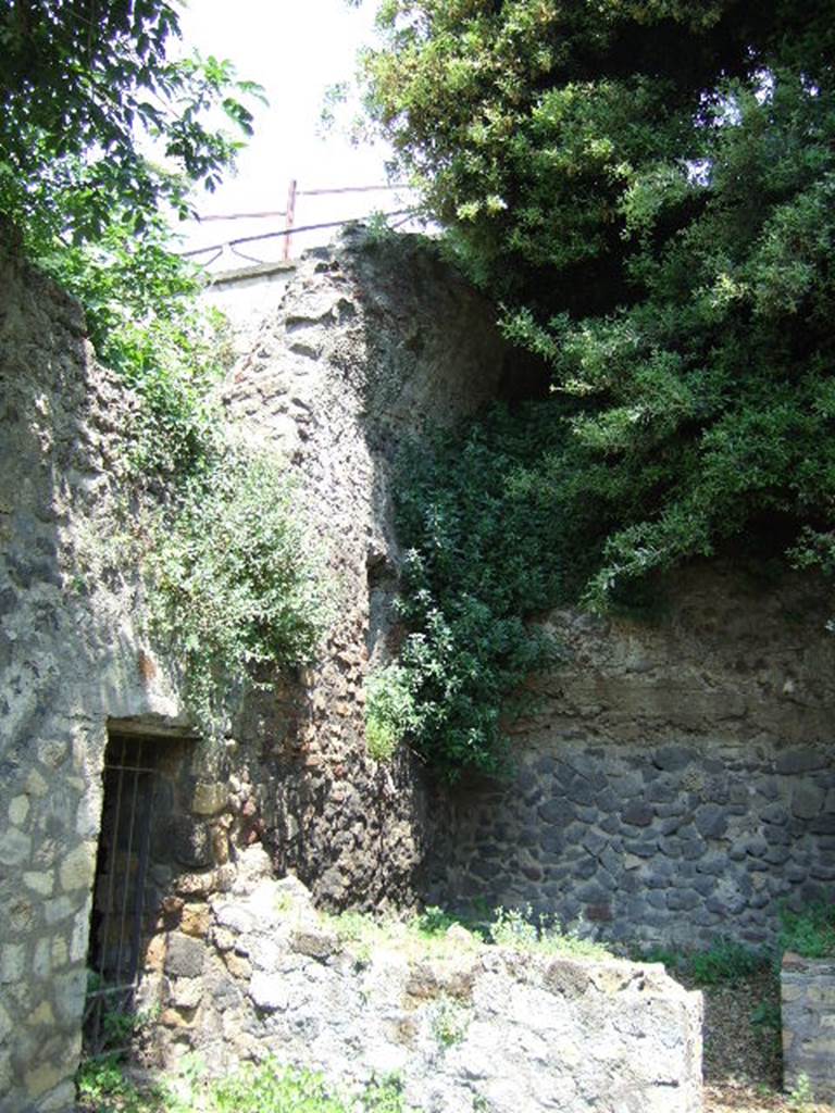 HGE29 Pompeii. May 2006. North-east corner of room 1, with doorway and rear room 2.