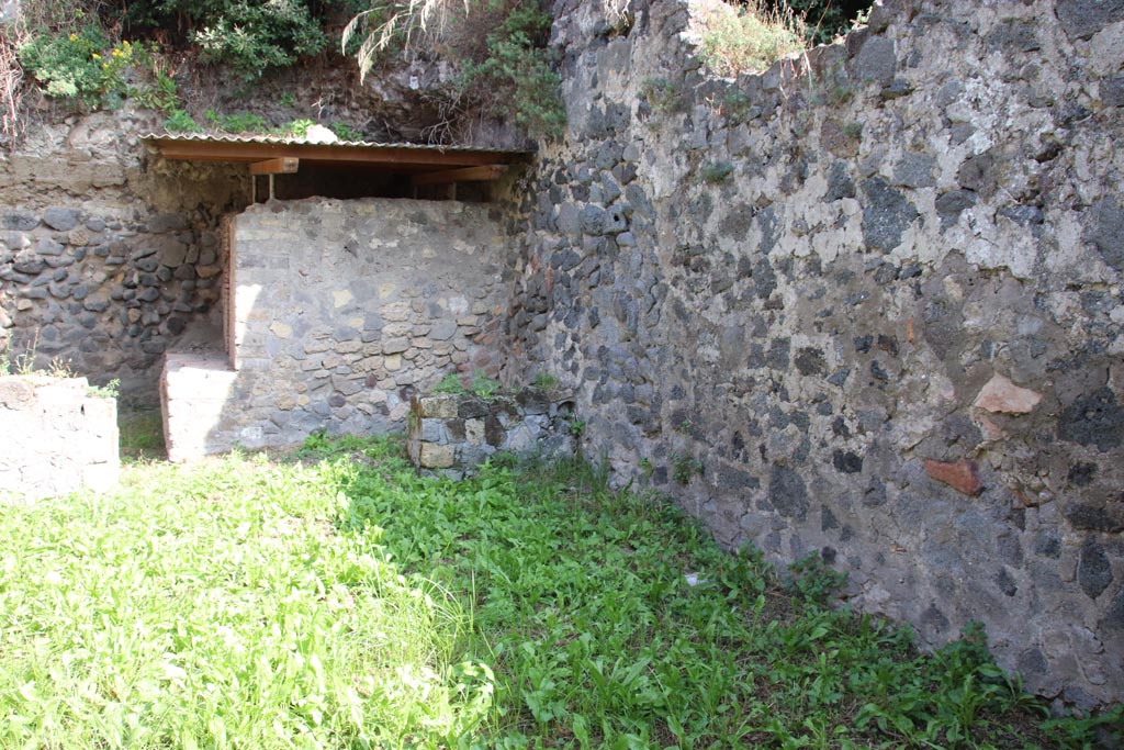 HGE29 Pompeii. October 2023. Looking east along south wall of room 1 towards south-east corner. Photo courtesy of Klaus Heese.