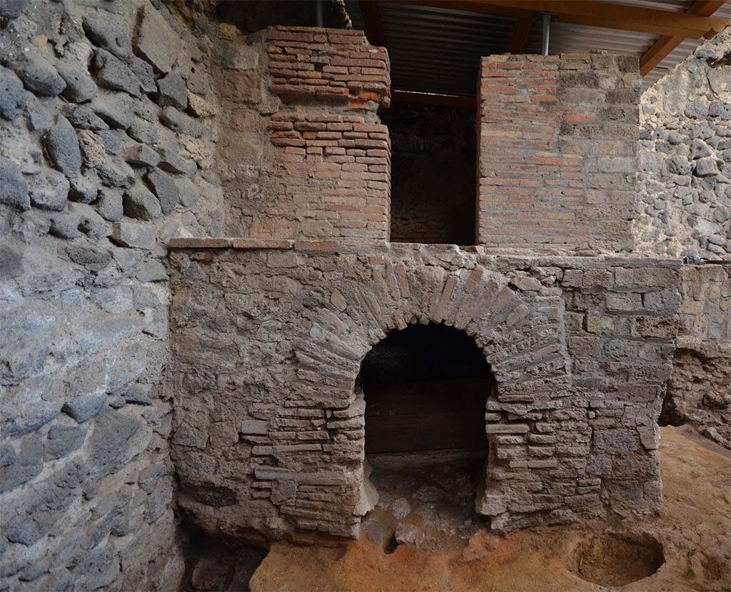 HGE29 Pompeii. September 2013. Room 2. Front of oven.
Photo courtesy of Laëtitia Cavassa, Bastien Lemaire, Guilhem Chapelin, Aline Lacombe, John-Marc Piffeteau and Giuseppina Stelo.
Photo © Centre Jean Bérard. For full report, see links above or below.