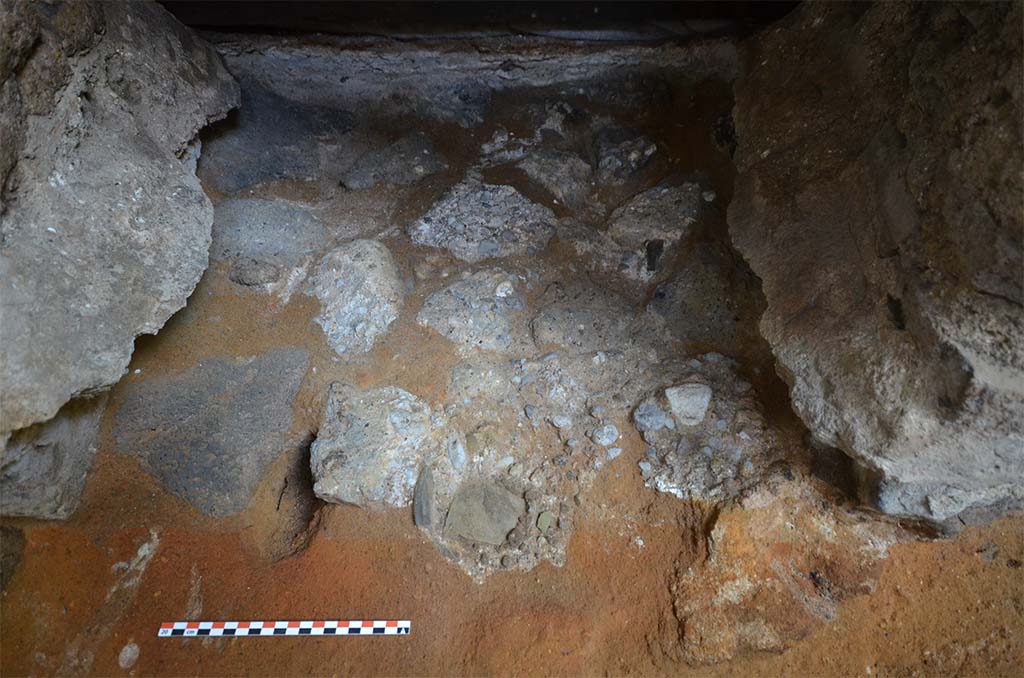 HGE29 Pompeii. 2013. Room 2. Detail of the furnace levels within the firebox.
Photo courtesy of Laëtitia Cavassa, Bastien Lemaire, Guilhem Chapelin, Aline Lacombe, John-Marc Piffeteau and Giuseppina Stelo.
Photo © Centre Jean Bérard.