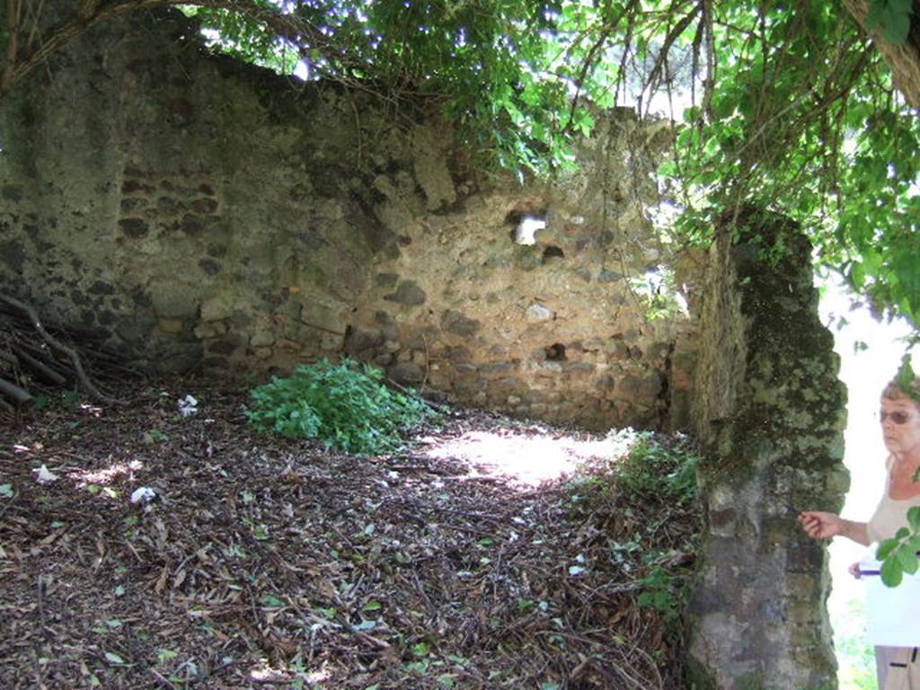 HGE30 Pompeii. May 2006. Looking south. According to Mau, a potter’s workshop with two ovens was located here, and at HGE29. The ovens which were not large, had an upper division in which were placed the vessels to be baked. Beneath this was a firebox, underneath the floor above being pierced with holes to let the heat through. The vault of one of the ovens was constructed of parallel rows of jars fitted into one another. See Mau, A., 1907, translated by Kelsey, F. W., Pompeii: Its Life and Art. New York: Macmillan. (p. 386).
According to Garcia y Garcia, a bomb fell during the night of 18th September 1943 thoroughly hitting the workshops at HGE29 and 30.
This destroyed the two places with their respective ovens.
See Garcia y Garcia, L., 2006. Danni di guerra a Pompei. Rome: L’Erma di Bretschneider. (p.163)