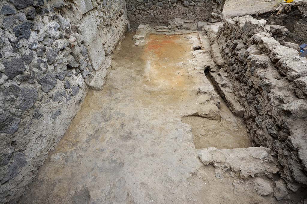 Fig. 19 – La pièce 30.1 et la canalisation, antérieure au four.
Pris du nord.
B. Lemaire, EFR/CNRS.