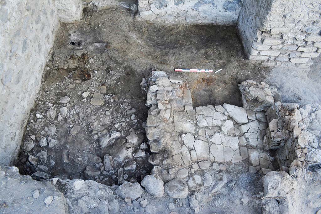 Fig. 21 – Le niveau de remblai et le sol.
Pris de l’ouest.
B. Lemaire, EFR/CNRS.