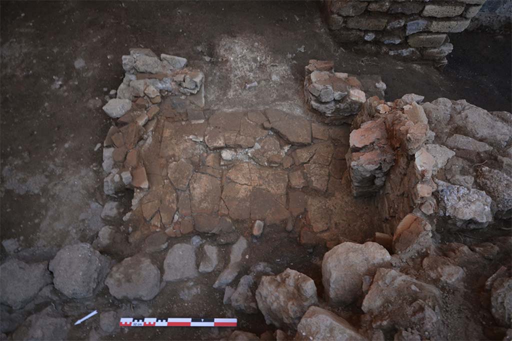 Fig. 8 - Photo du four FR30008 situé dans la pièce 30-2.
Cliché B. Lemaire.