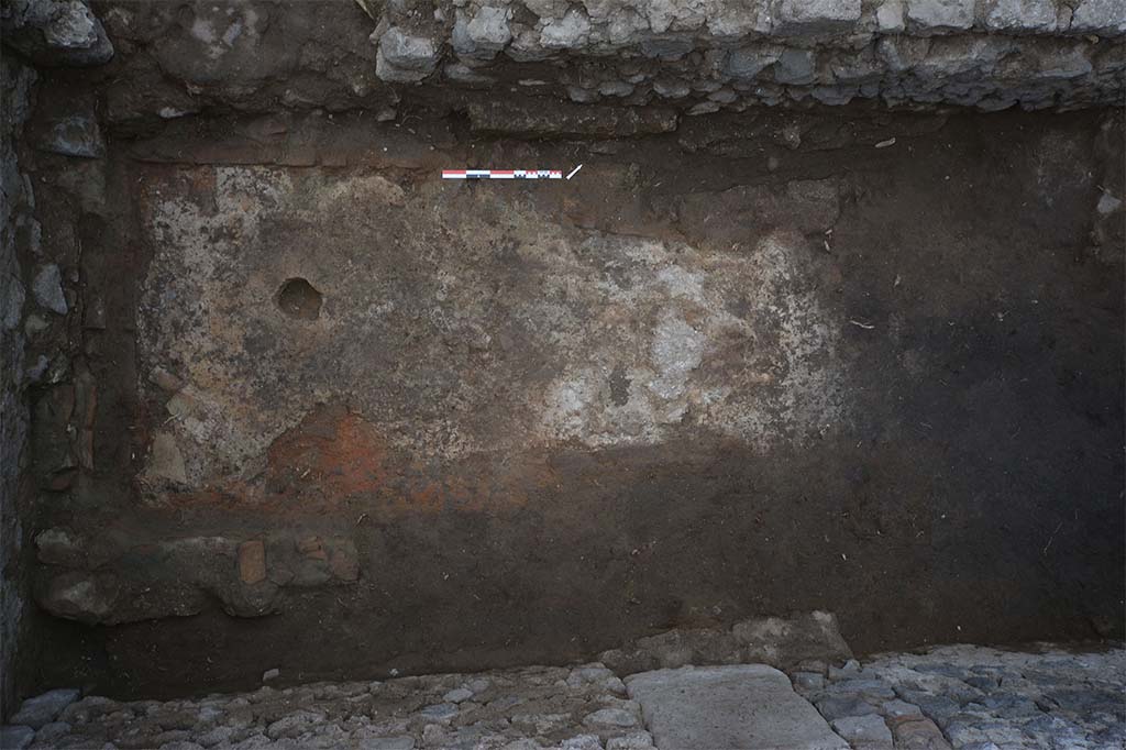 Fig. 9 - Photo zénithale du four FR30018 situé dans la pièce 30-1.
Cliché B. Lemaire.