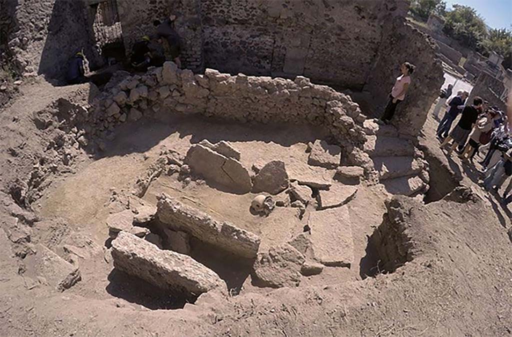HG31A Pompeii. Tomb of a Samnite Woman. 2015. The tomb is located behind the wall of HGE30, a potter’s shop.
Photograph © Parco Archeologico di Pompei.