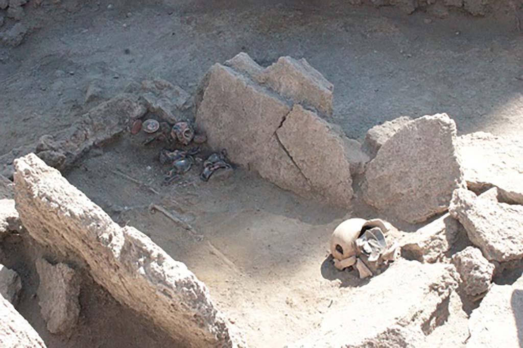 HG31A Pompeii. Tomb of a Samnite Woman. 2015. A cubic tomb built of limestone blocks from the Sarno River, which runs near Pompeii.
The Samnite woman was buried with a series of clay jars, or amphora.
These came from other regions of Italy revealing the extent of trade between the Samnites at Pompeii and other groups living across the Italian peninsula.
Photograph © Parco Archeologico di Pompei.
