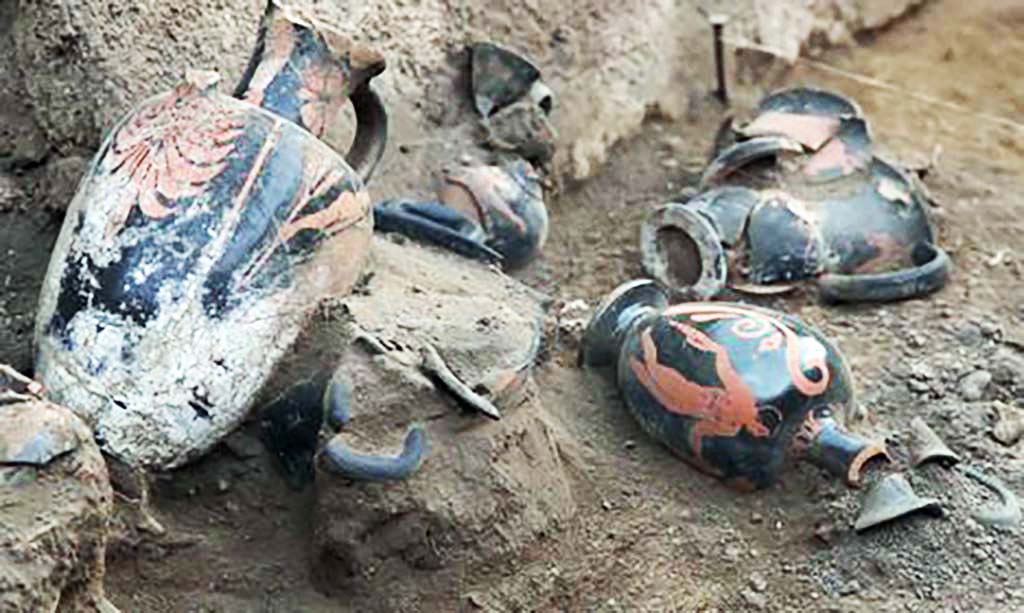 HG31A Pompeii. Tomb of a Samnite Woman. 2015. Red-figure Attica-style vases with red motifs on a black background.
Twelve locally-made vases in the Attica style were found close to the body.
Photograph © Parco Archeologico di Pompei.