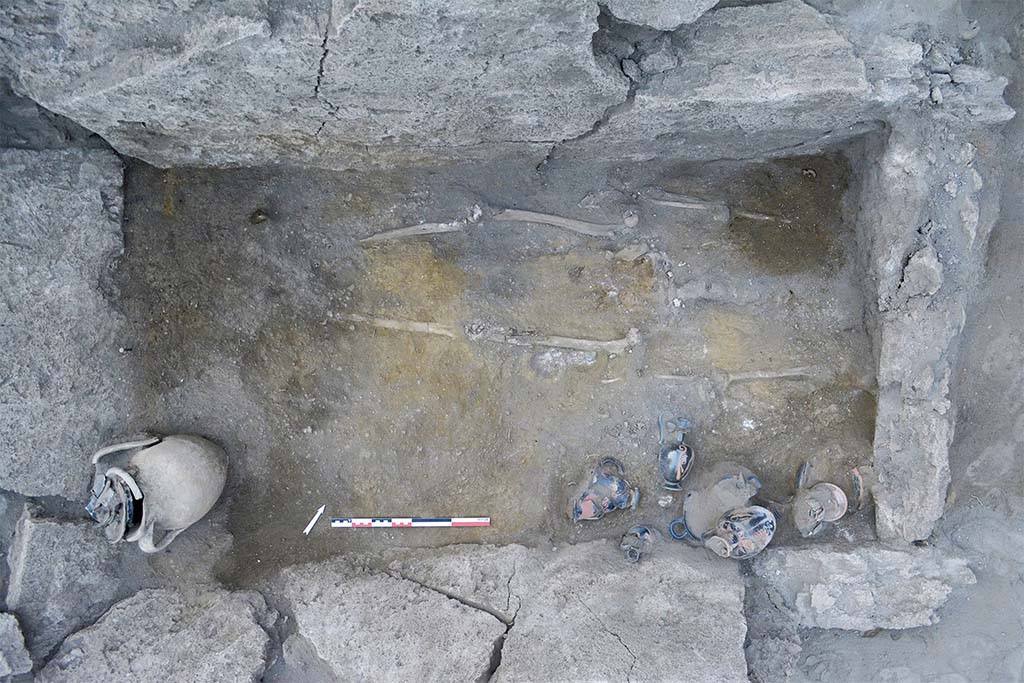 The burial SP30055 (HGE31A), the deceased and her grave goods. View from above. (See CEFR 1581 and below) Fig. 25.
La sépulture SP30055 (HGE31A), le défunt et son mobilier. Vue zénithale. (Voir CEFR 1581 et ci-dessous) Fig. 25.
Photo © B. Lemaire, EFR/CNRS.