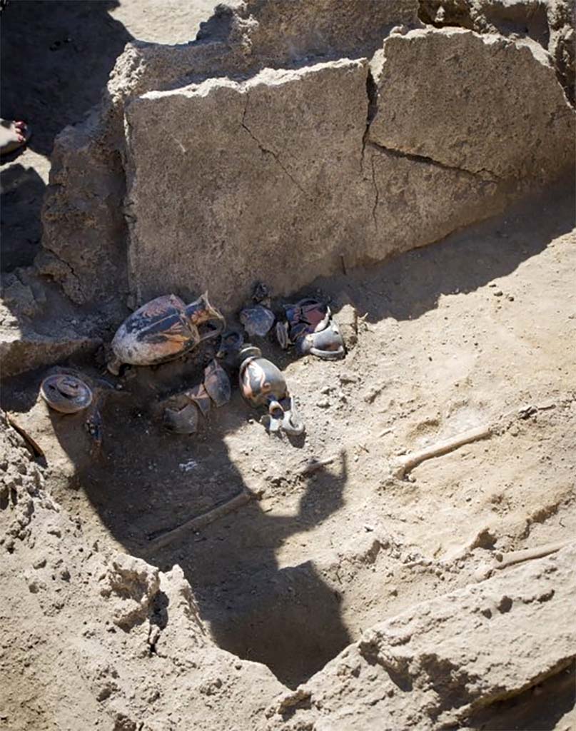 HG31A Pompeii. Tomb of a Samnite Woman. 2015. Grave goods at the left arm of the woman.
The contents of the jars will be analysed, but are thought to contain cosmetics, wine, and food.
Photograph © Parco Archeologico di Pompei.