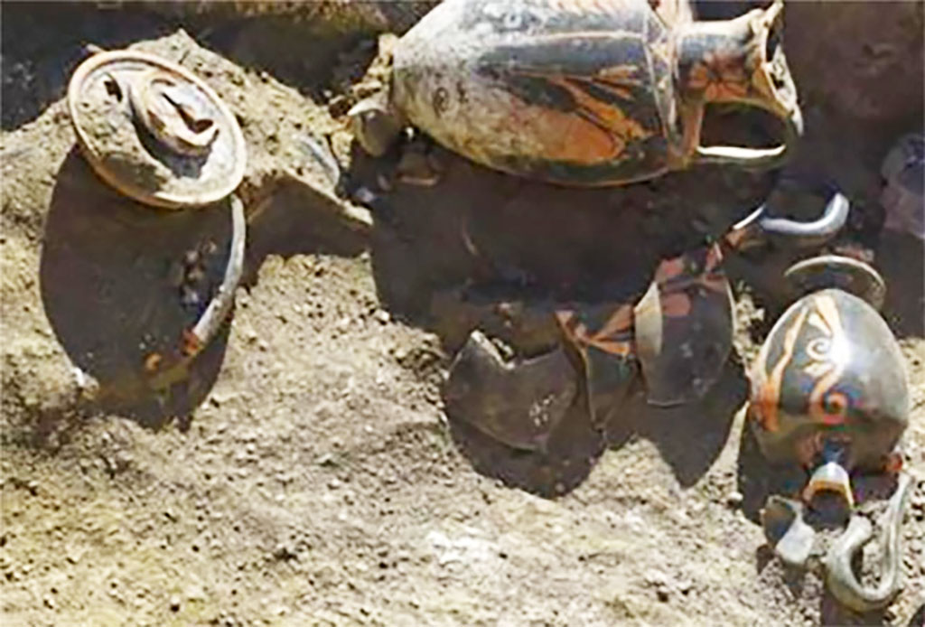 HG31A Pompeii. Tomb of a Samnite Woman. 2015. Twelve red-figure Attica-style vases with red motifs on a black background were found.
A first lot was deposited to the east of the burial, near the upper part of the body. It consists of a lékanè composed of a receptacle and its lid.
The latter was covered with a red-figured lecythus.
There was also an oenochoè, a red-figure amphora, a skyphos and a canthare with a monochrome overpainted decoration, as well as a second lecythus.
(See CEFR 1581 and below) Para. 44, Fig. 26.
Un premier lot a été déposé à l’est de la sépulture, à proximité de la partie supérieure du corps.
Il est constitué d’une lékanè composée d’un réceptacle et de son couvercle.
Ce dernier était recouvert d’un lécythe à figures rouges.
Il y avait également une oenochoè, une amphore à figures rouges, un skyphos et un canthare à décor surpeint monochrome, ainsi qu’un deuxième lécythe.
(Voir CEFR 1581 et ci-dessous) Para. 44, Fig. 26.
Photograph © Parco Archeologico di Pompei.