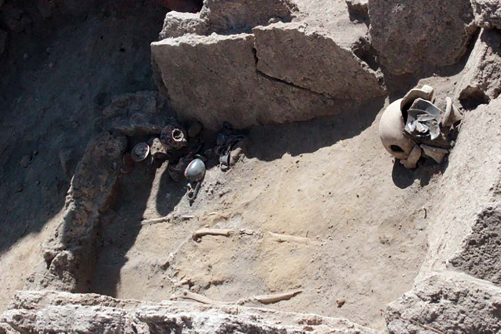 HG31A Pompeii. Tomb of a Samnite Woman. 2015.
Both the artifacts and the layer of soil in which the tomb was found suggest that it was built in the 4th century BC, during the Samnite period.
Photograph © Parco Archeologico di Pompei.