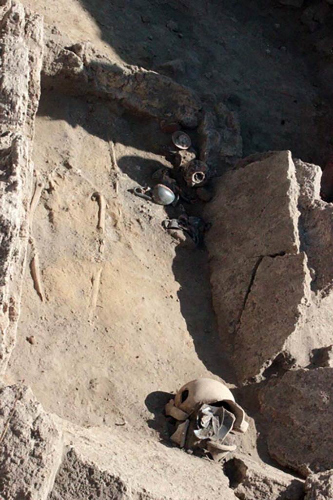 HG31A Pompeii. Tomb of a Samnite Woman. 2015. View north-east from foot to head of tomb.
Photograph © Parco Archeologico di Pompei.