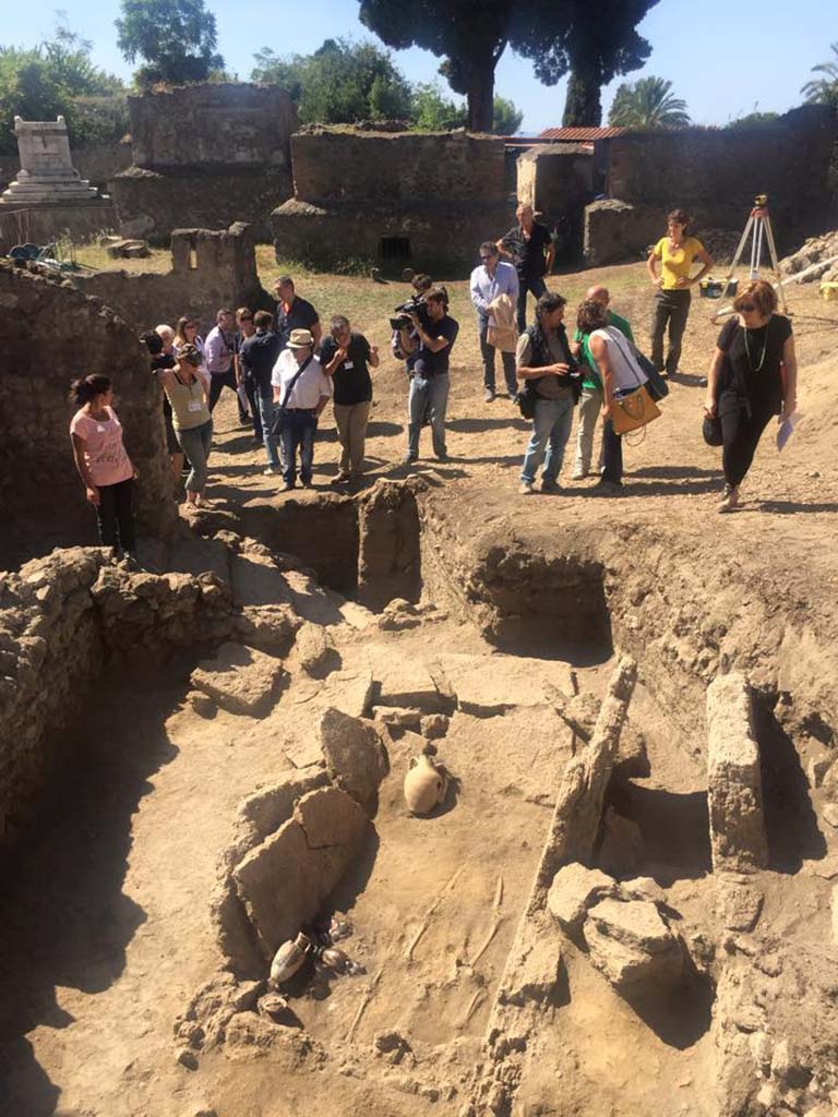 HG31A Pompeii. Tomb of a Samnite Woman. 2015. Location of tomb with tombs HGE39 and HGE39A in the background.
Photograph © Parco Archeologico di Pompei.