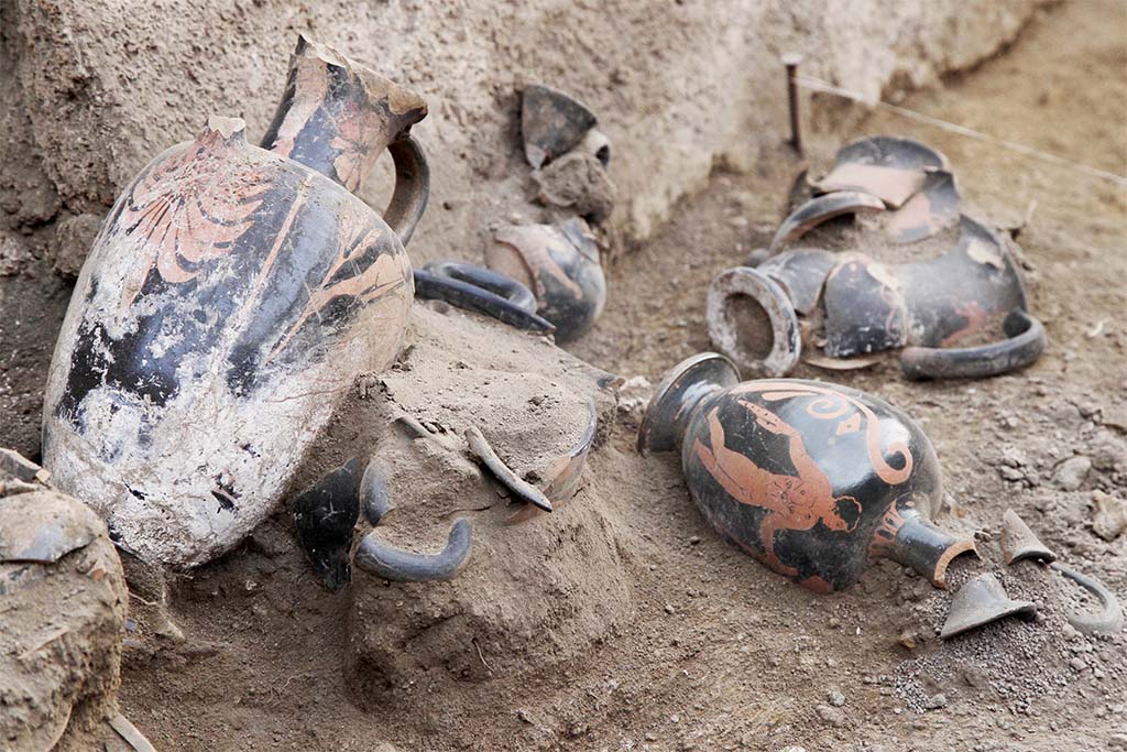 Fig. 26 – Détail du mobilier funéraire.
Pris de l’ouest.
G. Bénit, EFR/CNRS.
Dans l’angle sud en revanche, nous avons mis au jour une amphore de table en céramique commune, sur laquelle reposait une coupe en céramique à vernis noir. Enfin, entre les pieds du défunt, ont été découverts deux vases : un askos à figures rouges et une coupelle à vernis noir.