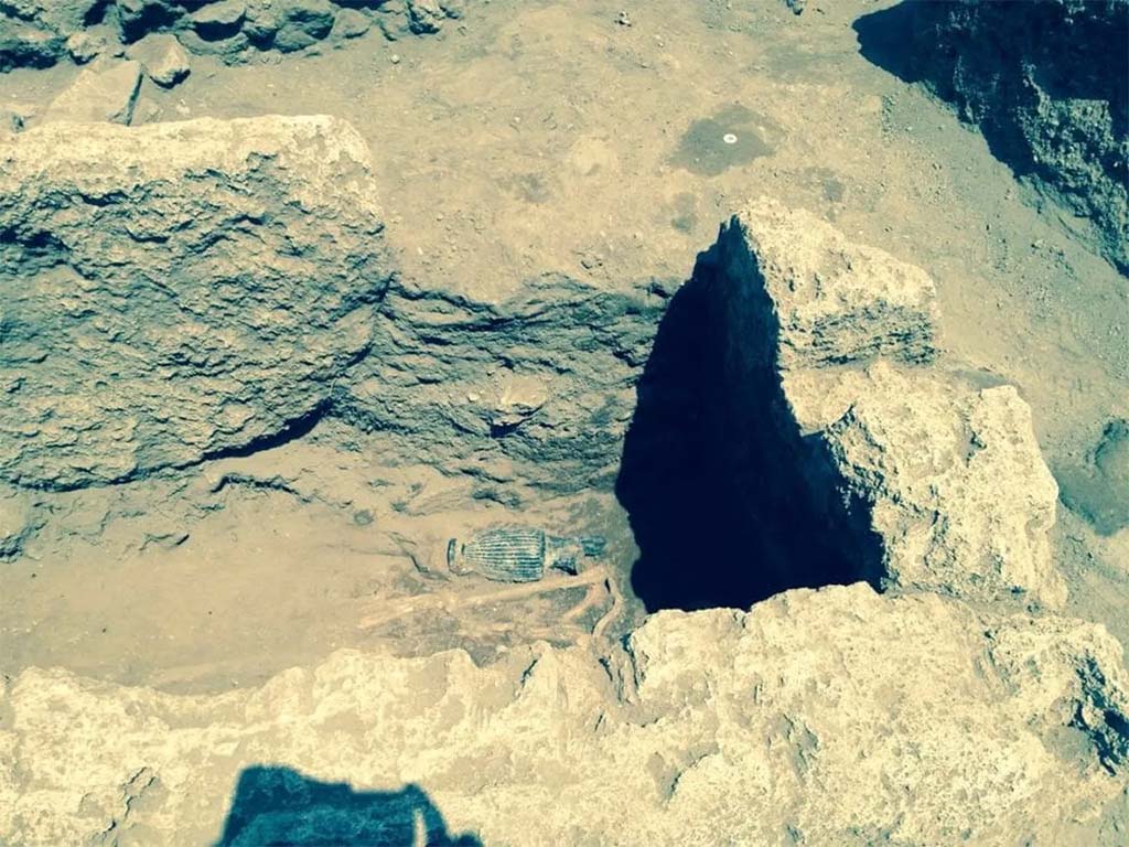HGE32A Pompeii. June 2016. Tomb of a Samnite Man. The chest tomb of the late fifth century BC.
La tomba a cassa di fine V secolo avanti Cristo.
Photograph © Parco Archeologico di Pompei.