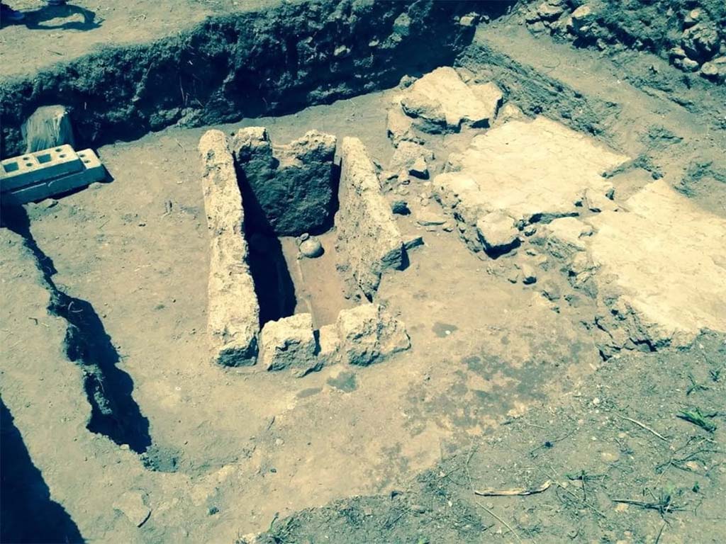 HGE32A Pompeii. June 2016. Tomb of a Samnite Man. The chest tomb and, on the right, the nineteenth-century wall that fell after the bombings of 1943.
La tomba a cassa e, a destra, il muro ottocentesco abbattutosi dopo i bombardamenti del 1943.
Photograph © Parco Archeologico di Pompei.