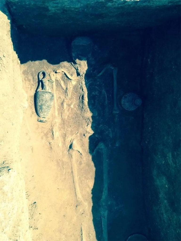 HGE32A Pompeii. June 2016. Tomb of a Samnite Man. The skeleton of the ancient Samnite: at the sides are two vernice nera vases.
Lo scheletro dell'antico sannita: ai lati due vasi a vernice nera.
Photograph © Parco Archeologico di Pompei.