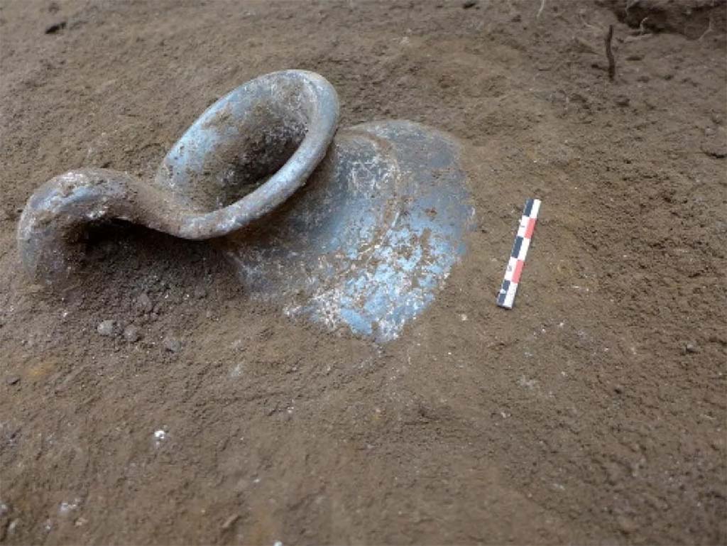 HGE32A Pompeii. June 2016. Tomb of a Samnite Man. Black vernice nera jug during excavation.
Brocca a vernice nera durante lo scavo
Photograph © Parco Archeologico di Pompei.
