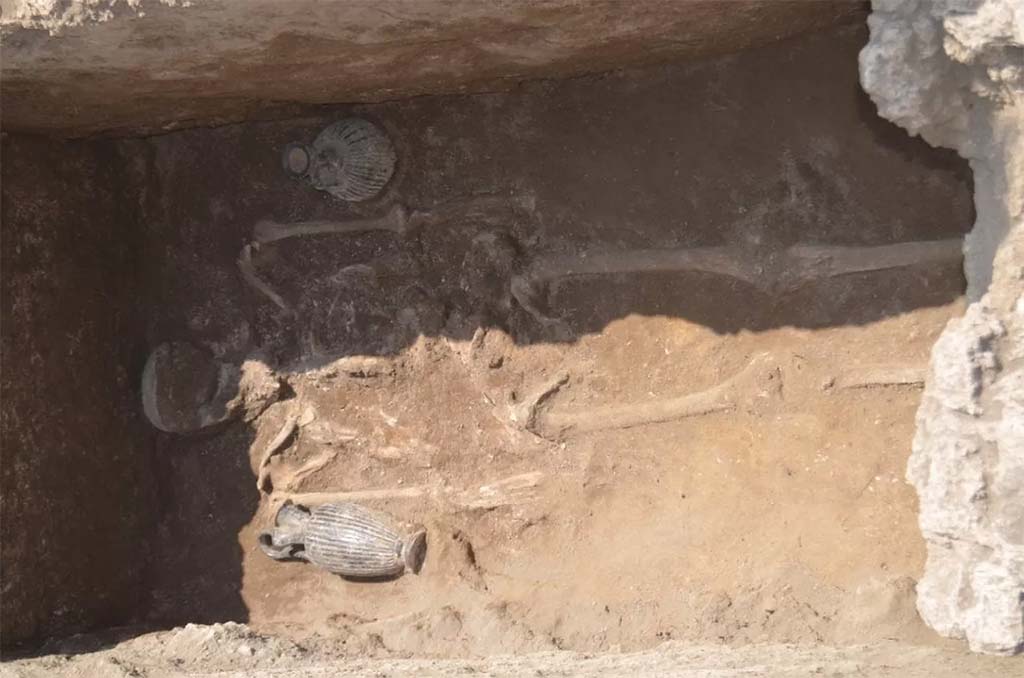 HGE32A Pompeii. June 2016. Tomb of a Samnite Man. There is an oenochoe lying against the right arm, a lekythos in a vertical position near the left arm
Photograph © Parco Archeologico di Pompei.