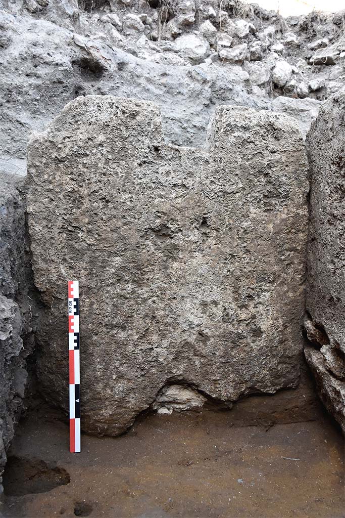 Fig. 28 – Paroi nord de la sépulture avec détail d’une encoche.
Vue du sud.
Cliché : B. Lemaire-EFR.