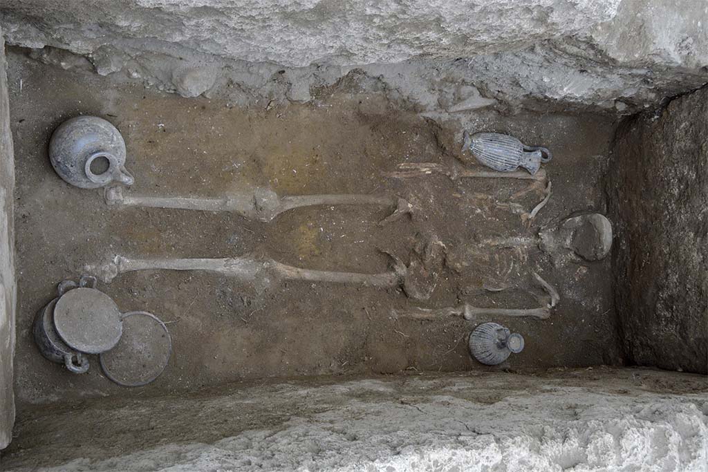 Fig. 29 – Vue zénithale de la sépulture, du défunt et des offrandes.
Cliché : B. Lemaire.