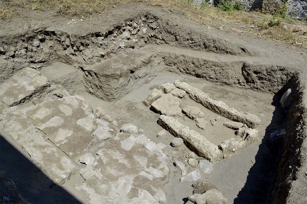 Fig. 31 – Détail de l’effondrement du mur moderne au premier plan.
Vu de l’est.
Cliché : B. Lemaire-EFR.
Celui-ci a pu s’effondrer lors des bombardements de 1943, mais l’étude des archives permettra peut-être d’apporter des réponses plus précises.