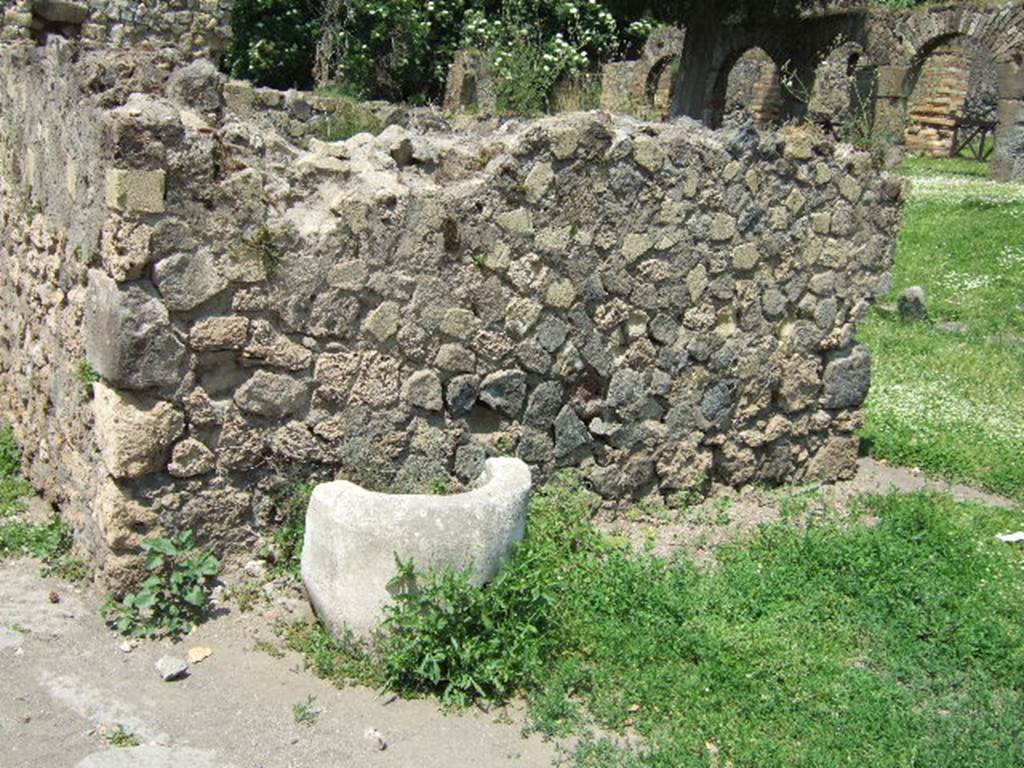 HGE33 Pompeii. May 2006. South side in juction of Via dei Sepolcri and Via Superior.