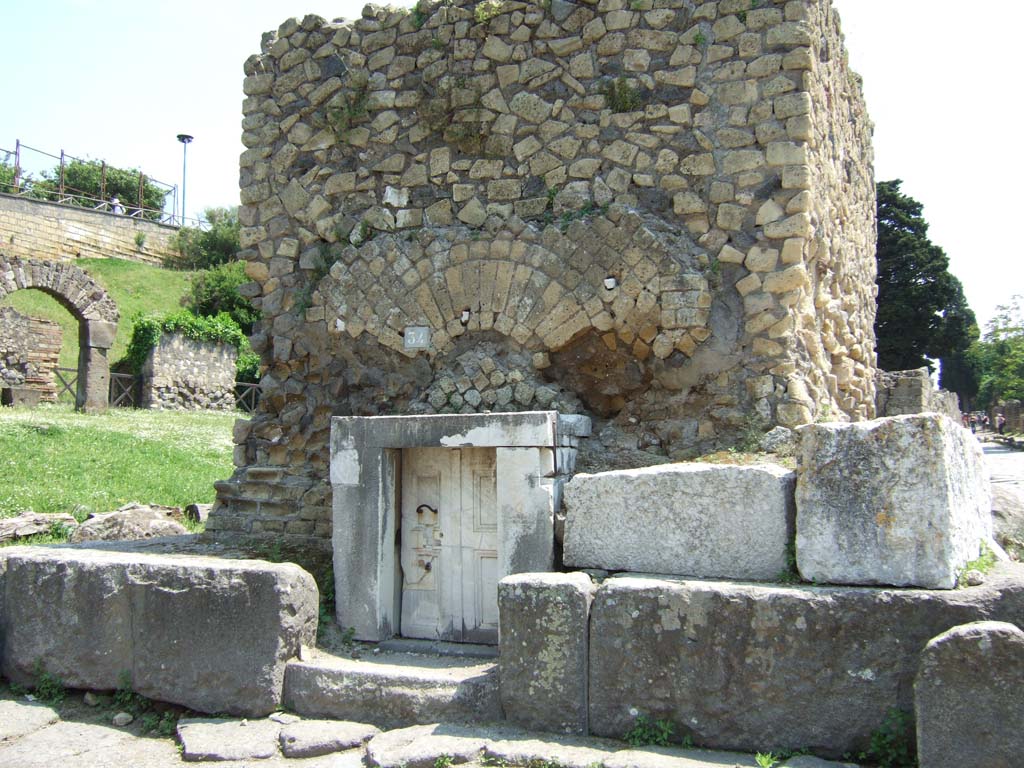 HGE34 Pompeii. May 2006. North side with marble door.