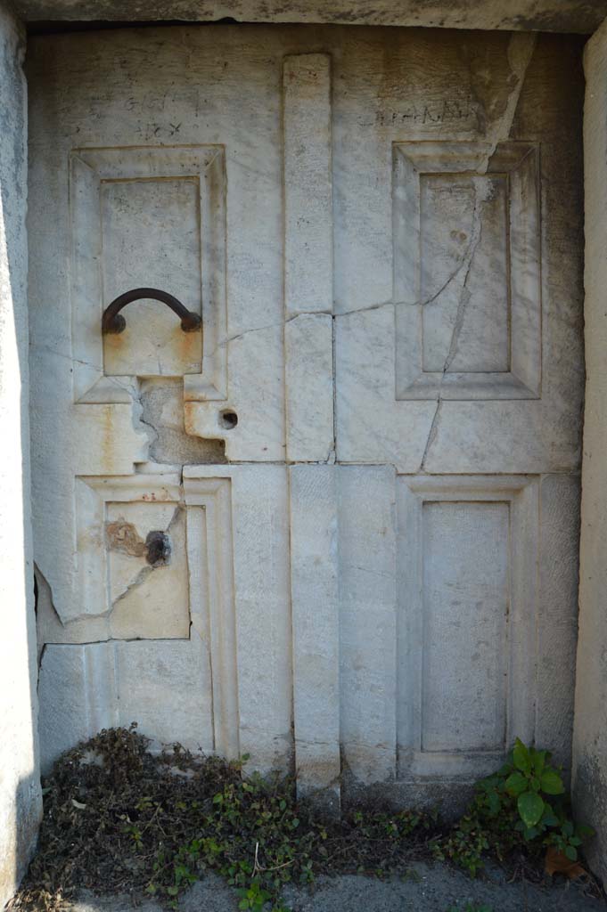 HGE34 Pompeii. October 2017. Marble door on north side of tomb. 
Foto Taylor Lauritsen, ERC Grant 681269 DÉCOR.

