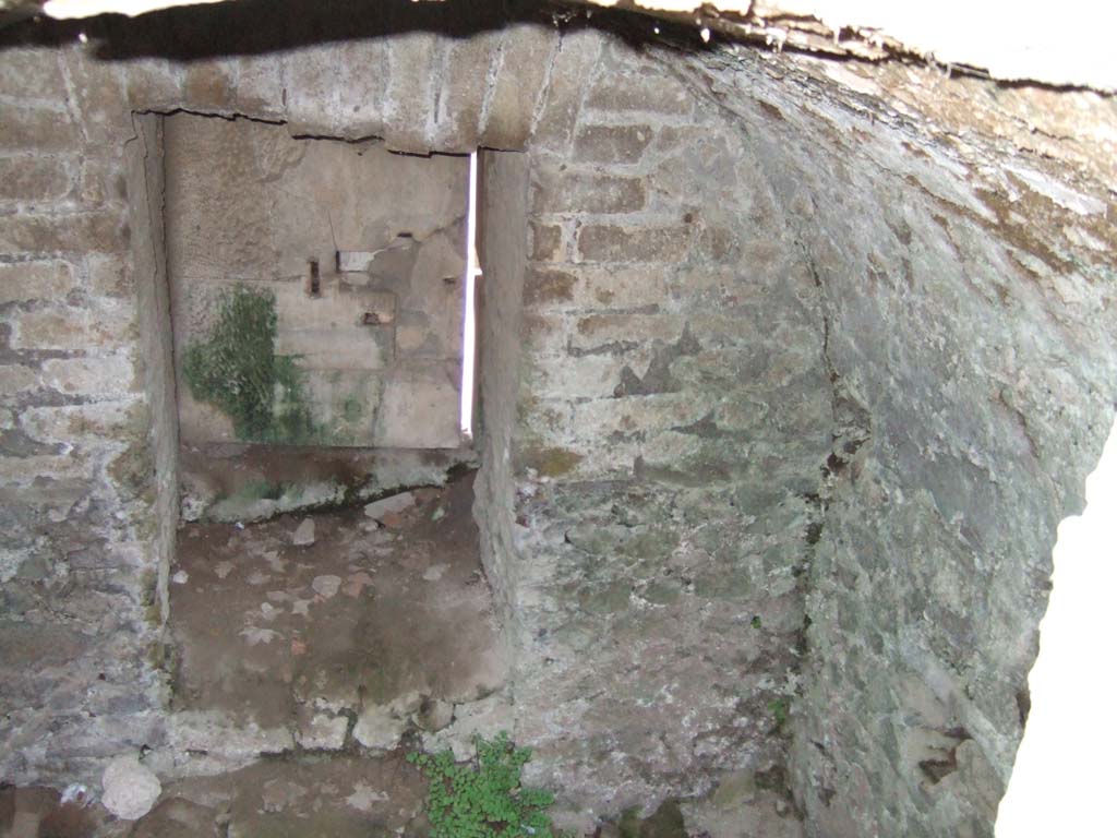 HGE34 Pompeii. May 2006. Looking north inside tomb towards marble door.