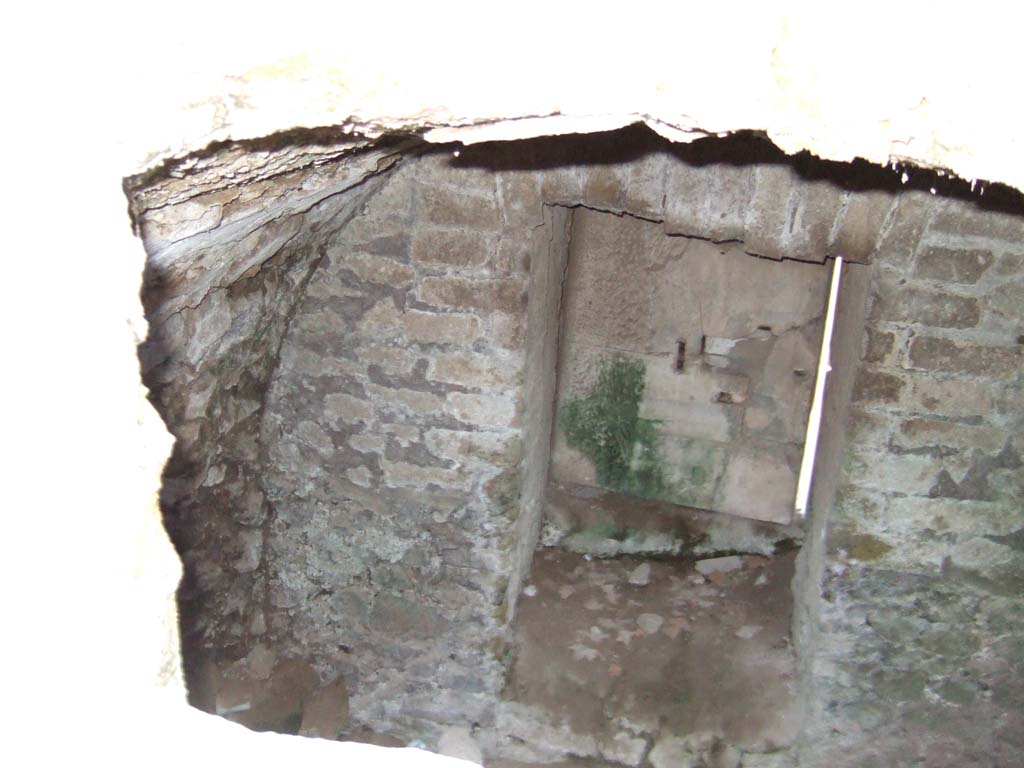 HGE34 Pompeii. May 2006. Interior north wall.