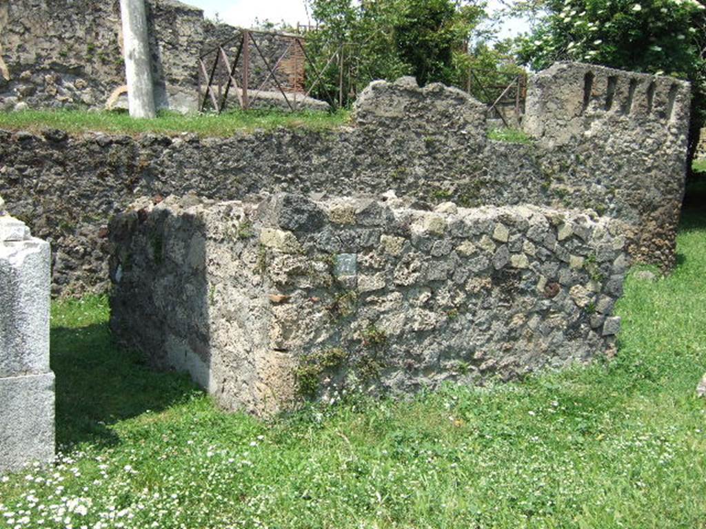 HGE36 Pompeii. May 2006. Looking north. Despite the number 37 plaque both Eschebach and Kockel show this as HGE36.