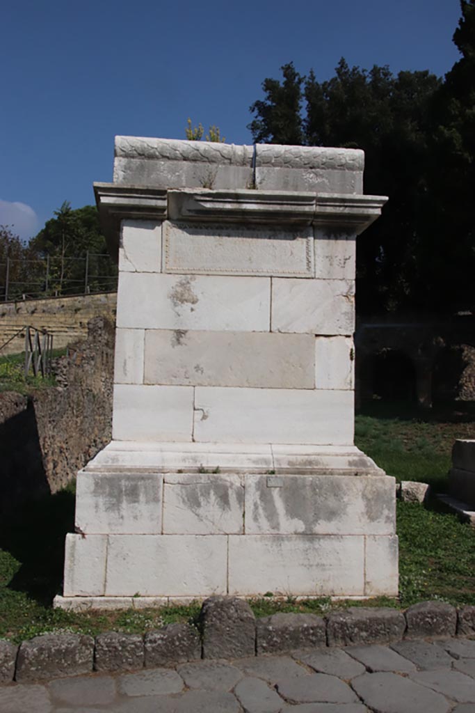 HGE37 Pompeii. Pompeii. October 2023.
Looking towards west side with plaque. Photo courtesy of Klaus Heese.