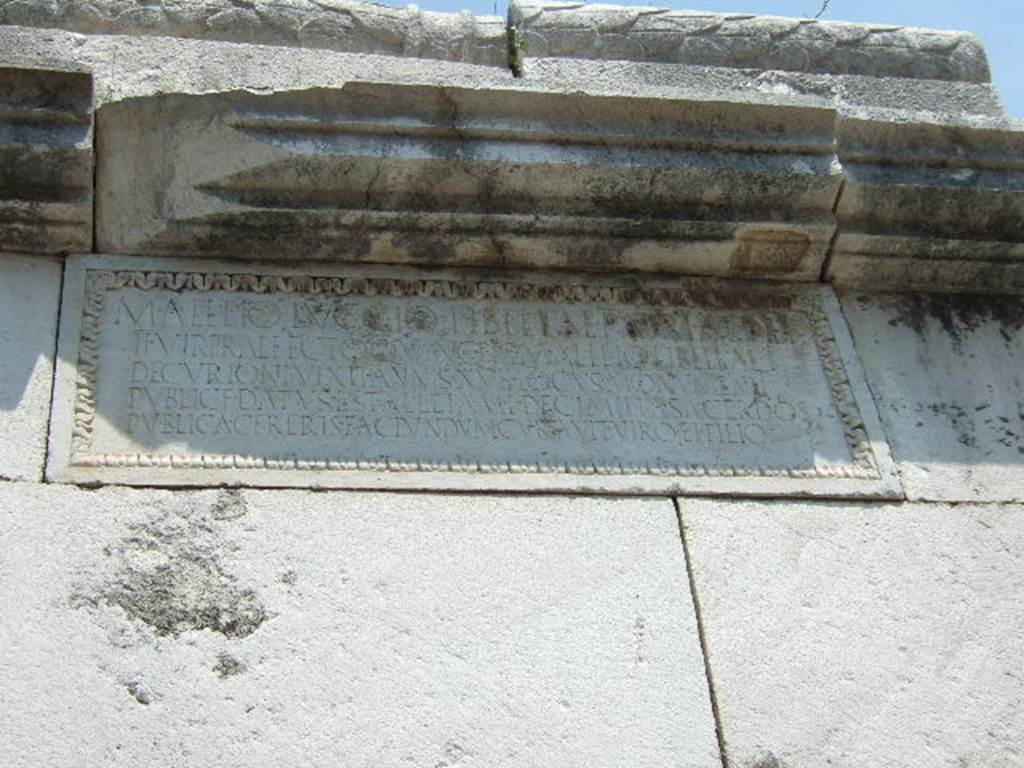 HGE37 Pompeii. May 2006. Wider marble plaque on south side.