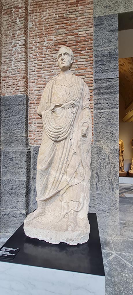 HGE39 Pompeii. April 2023.
Statue, (inv. 249146) perhaps from Herculaneum Gate tombs.
Now on display in “Campania Romana” gallery in Naples Archaeological Museum.
Photo courtesy of Giuseppe Ciaramella.