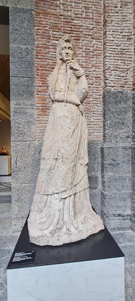 HGE39 Pompeii. April 2023.
Statue of a woman with a veil over her head, (inv. 243736) perhaps from Herculaneum Gate tombs.
Now on display in “Campania Romana” gallery in Naples Archaeological Museum.
Photo courtesy of Giuseppe Ciaramella.