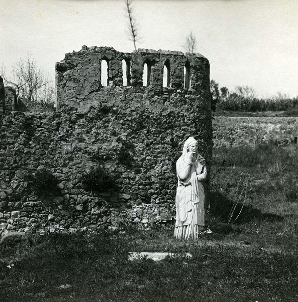 HGE39a, Pompeii. 1900-1930. Statue of woman, in front of HGE39a, and at rear of HGE36.
The original statue can be seen in VII.7.29.
Photo by Esther Boise Van Deman (c) American Academy in Rome. VD_Archive_Ph_233.