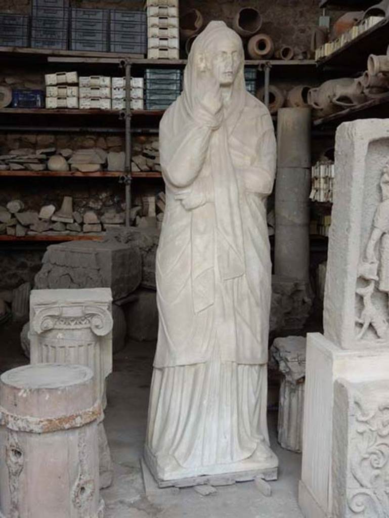 HGE39a Pompeii. May 2015. Statue from tomb in storage at VII.7.29.
Photo courtesy of Buzz Ferebee.