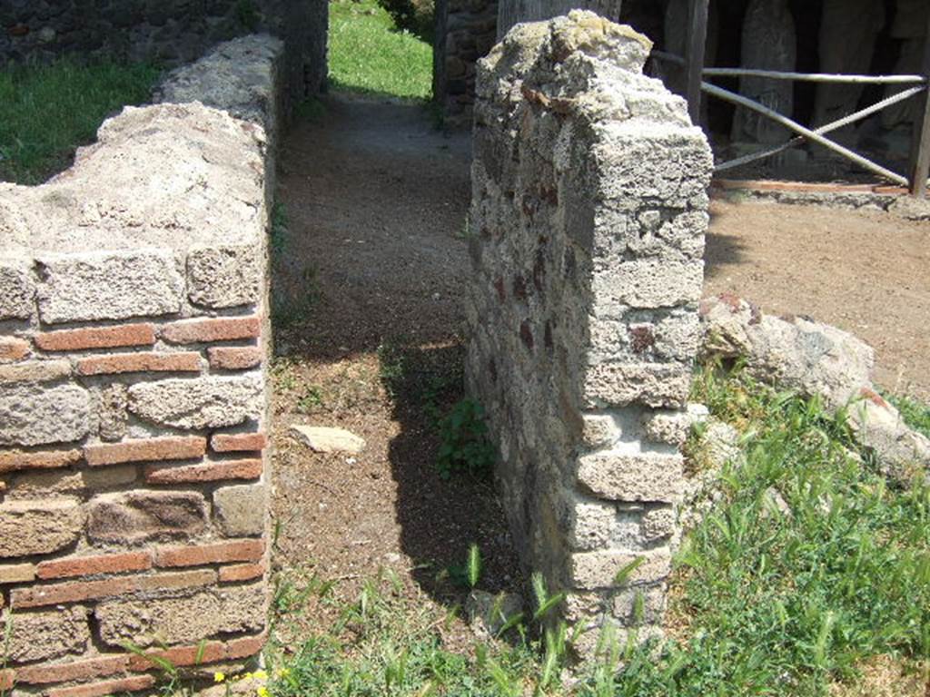 HGE41 Pompeii. May 2006. Remaining side wall of tomb on right.