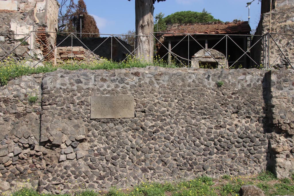 HGE41 Pompeii. October 2023. Looking west towards tablet set into wall. Photo courtesy of Klaus Heese.
Tablet with inscription -
N. VELASIO GRATO
VIX ANN XII.