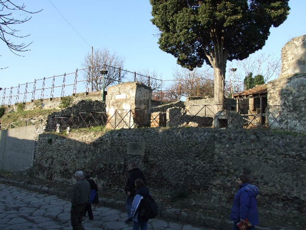 HGE42 Pompeii. December 2006. Looking east across Via di Sepolcri.