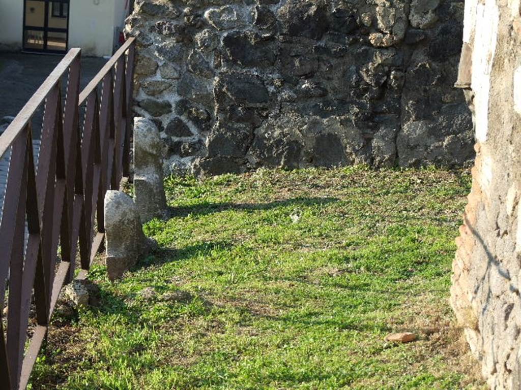 HGE42 Pompeii. December 2006. Two columellae in front of west side of tomb.